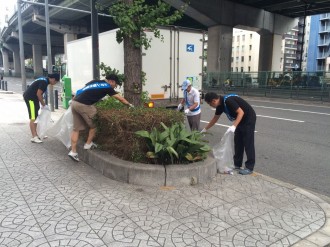 歩道の植木にゴミがたくさん